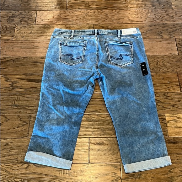 Silver Jeans Elyse Capri Mid Rise Curvy NWT Size 22 - Picture 2 of 16